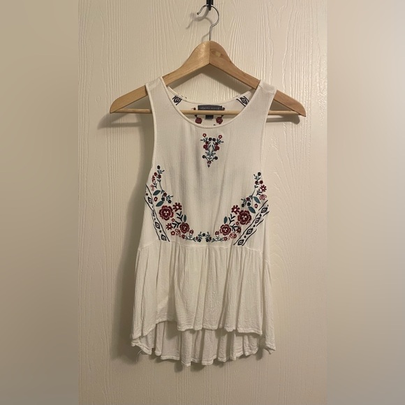 Kendall & Kylie Tops - Kendal and Kylie white tank top with floral embroidery women’s size large